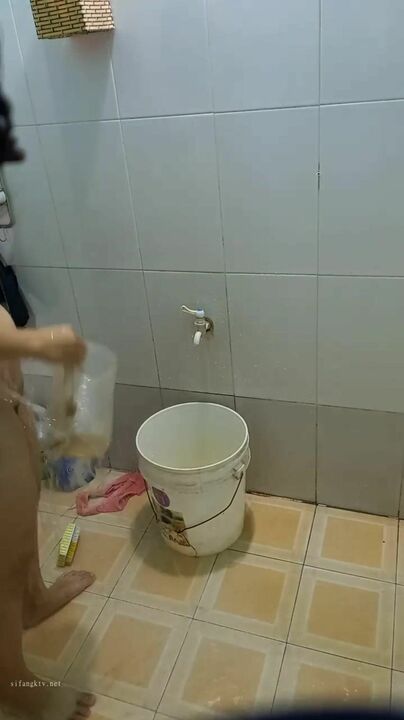 房东浴室偷装摄像头偷拍 打工妹洗澡脱光光在地上洗衣服目测这的自来水很浑浊